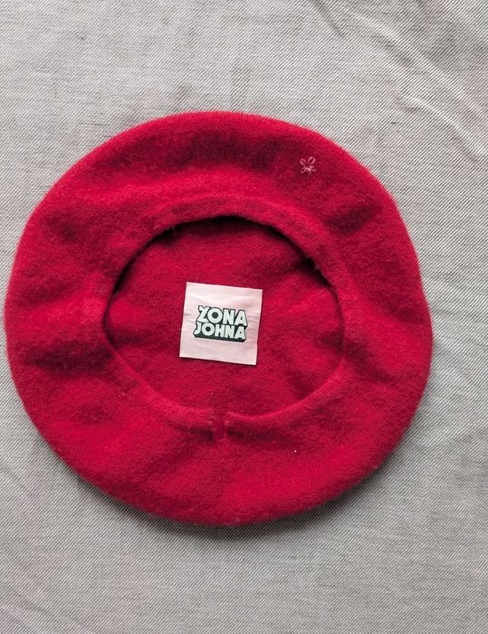 Czerwony wełniany beret Żona Johna kwiatek