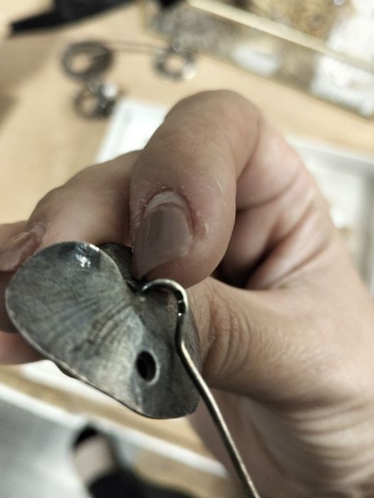 Conjunto brincos e alfinete