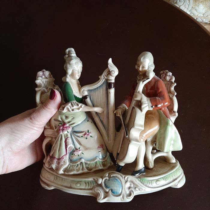 Статуэтка фарфоровая