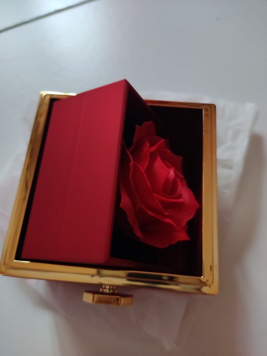 Caixa com rosa e colar