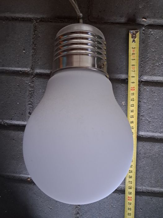 Lampa  biała żarówka.         .