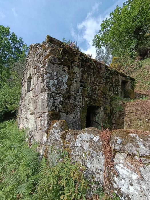 Palheiro em pedra com terreno