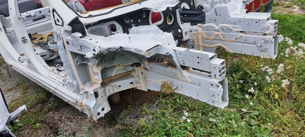 Передні четверті mercedes EQS