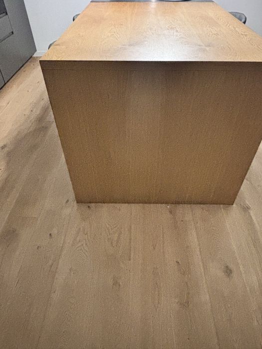 Wyspa kuchenna z hokerami