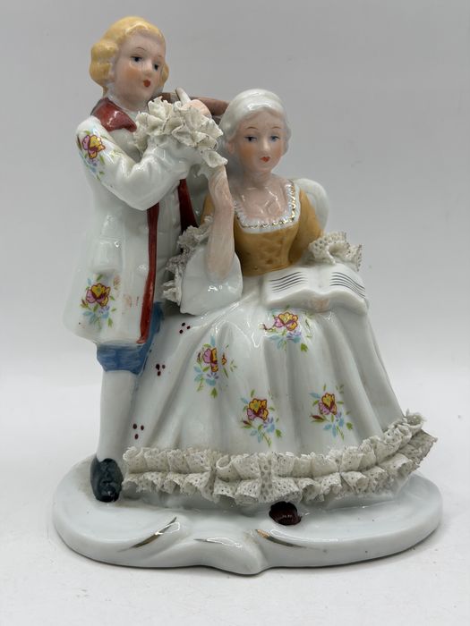 Porcelanowa figurka przedstawiająca parę muzyków w stylu rokoko