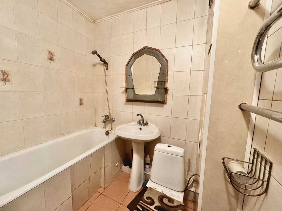 Продам 1к улучшенку, Роганский жил массив, возле Класса.