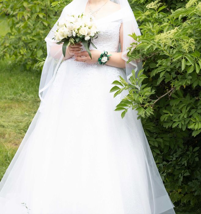 Шикарна весільна сукня