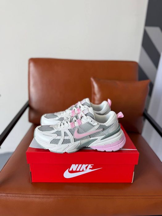 8 різних кольорів Nike Runtekk V2K