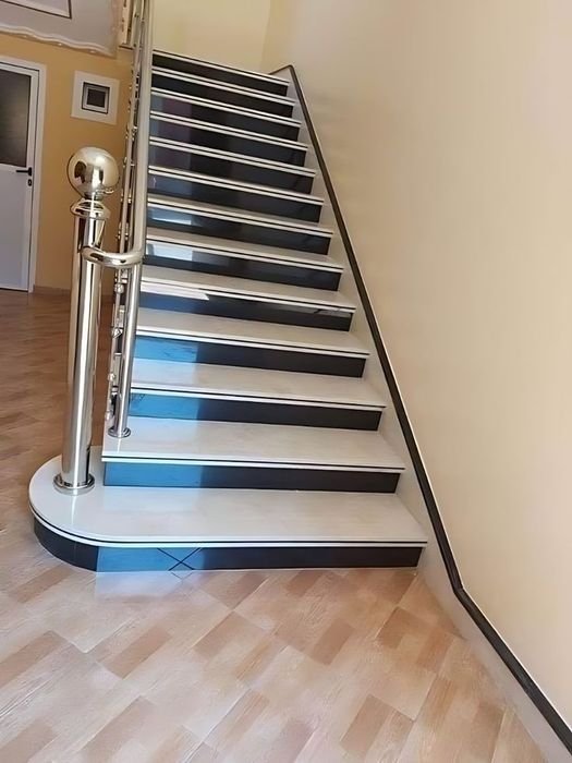 Сходи з граніту.