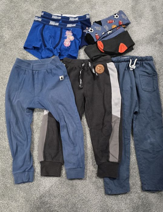 Zestaw ubranek dla chłopca 98-104+kapcie befado