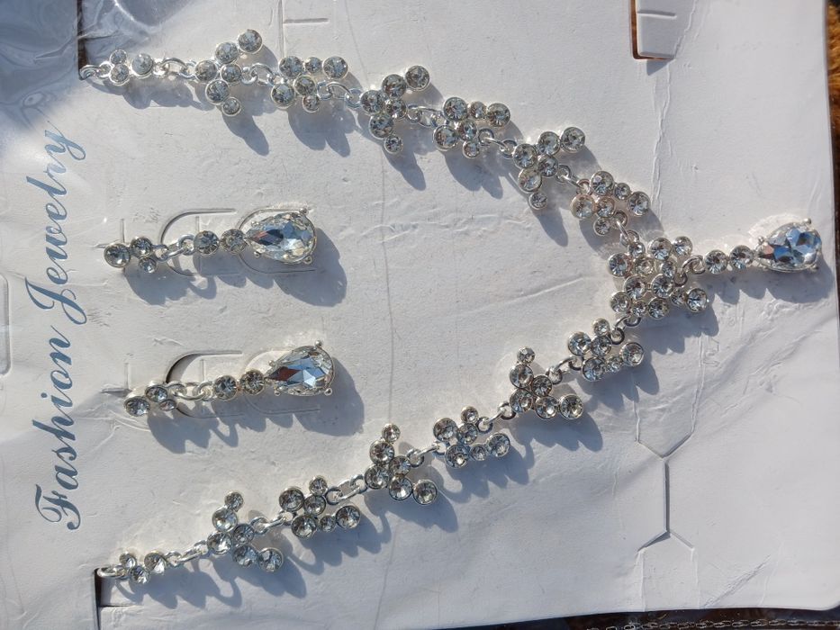 Випускні та весільні аксесуари