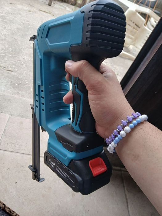 Pistola de pregos com 2 baterias