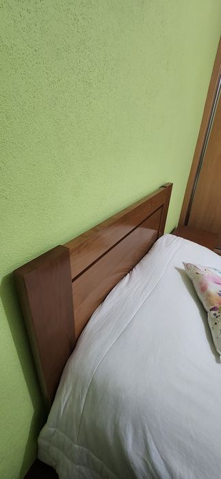 Cama + mesa de cabeceira