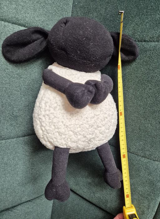 Owca, baranek Shaun (wysokość ok. 37 cm).