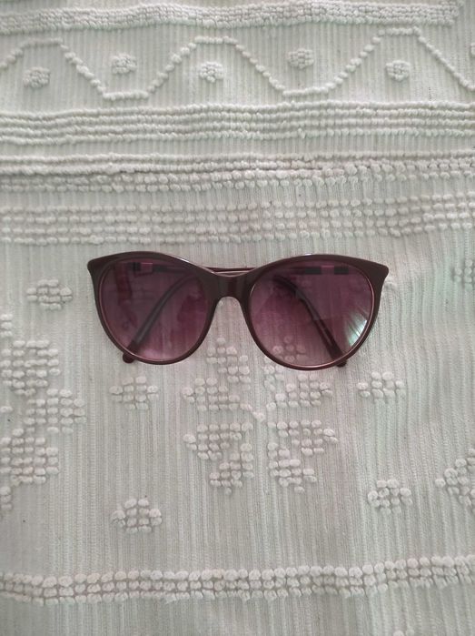 oculos cor-de-laranja e castanhos