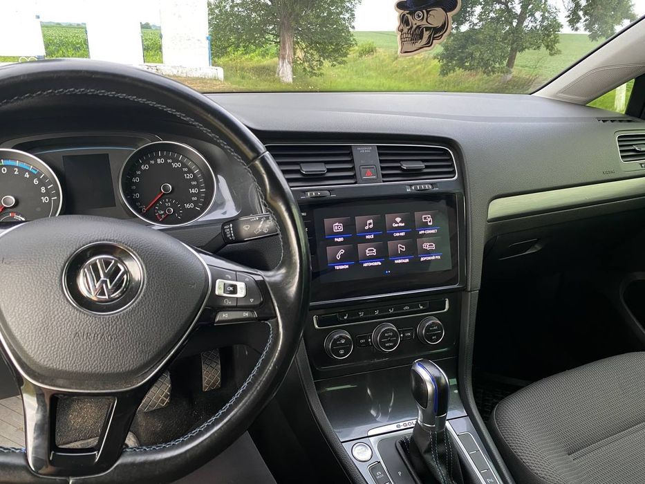 Продам Volkswagen e-Golf 2017