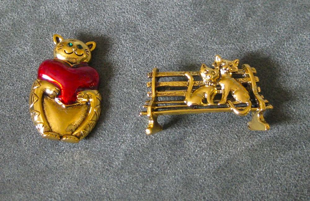Alfinete / Broche / Pregadeira Gatos no Banco Jardim NOVO