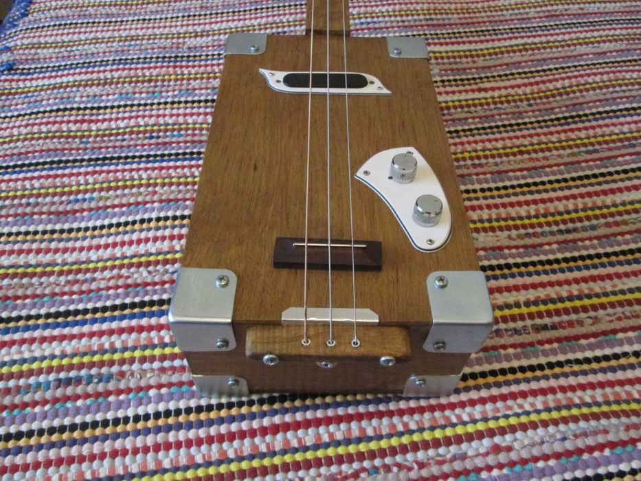 Guitarra Fretless (Wine Box Guitar)