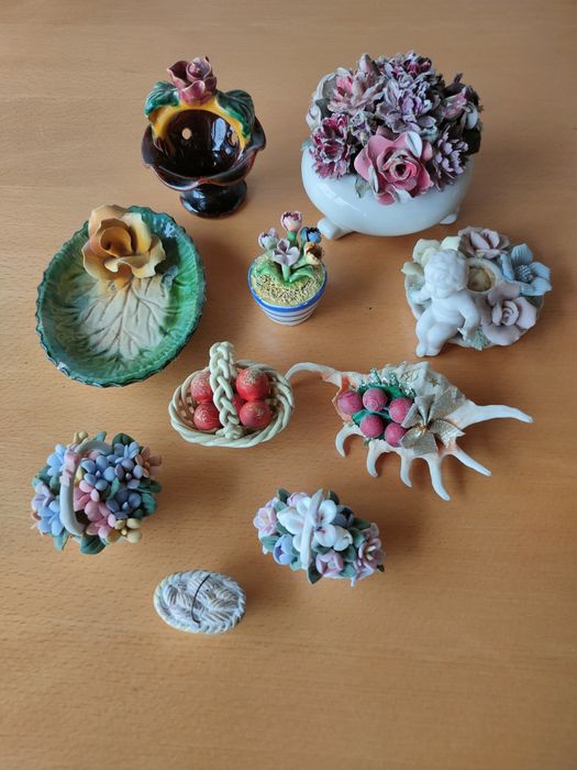 Conjunto de flores em cerâmica.