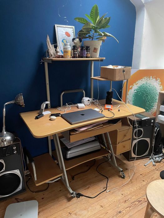 Письмовий компьютерний стіл з поличками