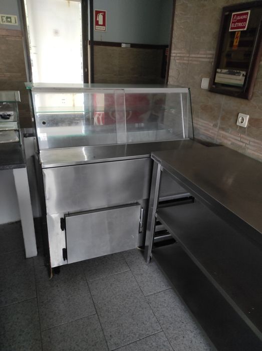 Balcões e vitrines de café em aço inoxidável