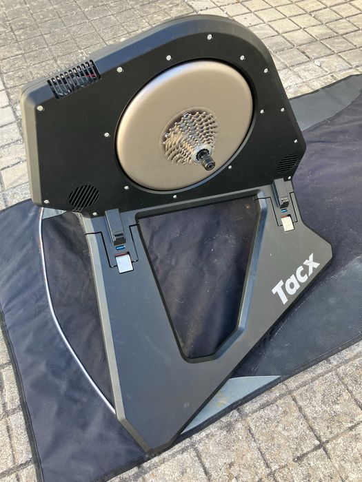 Rolo de bicicleta Tacx Neo Smart, com tapete e apoio de roda, cepo SRAM novo
