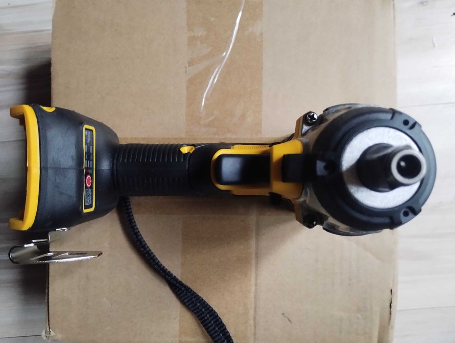 Klucz udarowy na baterie DeWalt 18-20V XR