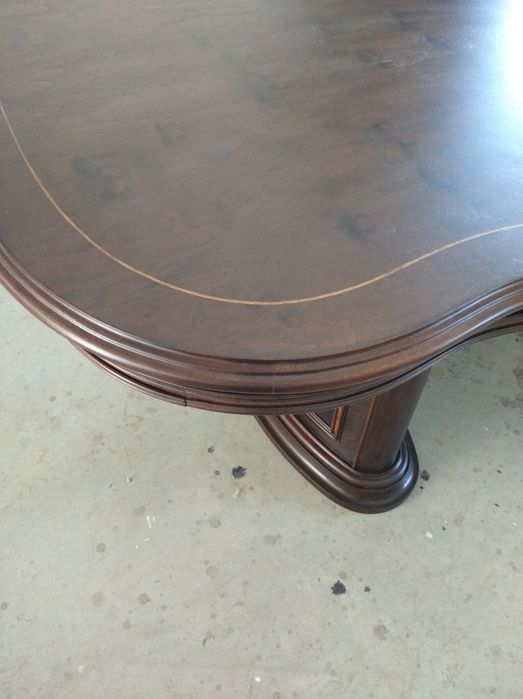 Mesa de jantar em raiz de nogueira