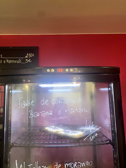 Vitrine refrigerada alta e preta