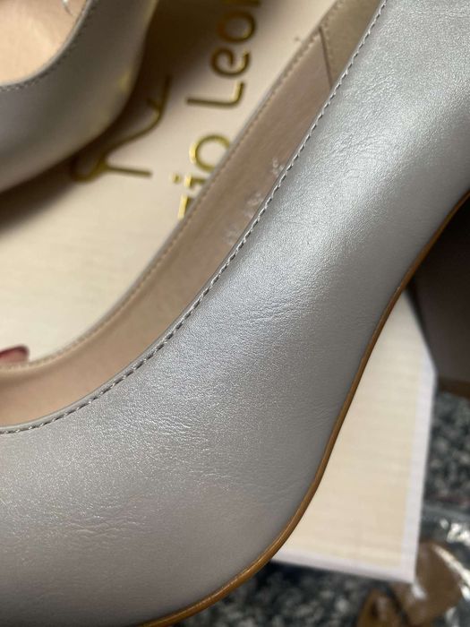 Buty na słupku srebrne