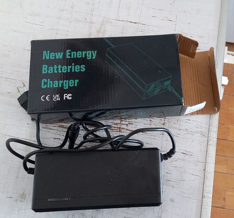 Carregadores eléctricos trotinete d88, 67.2V2A, a funcionar