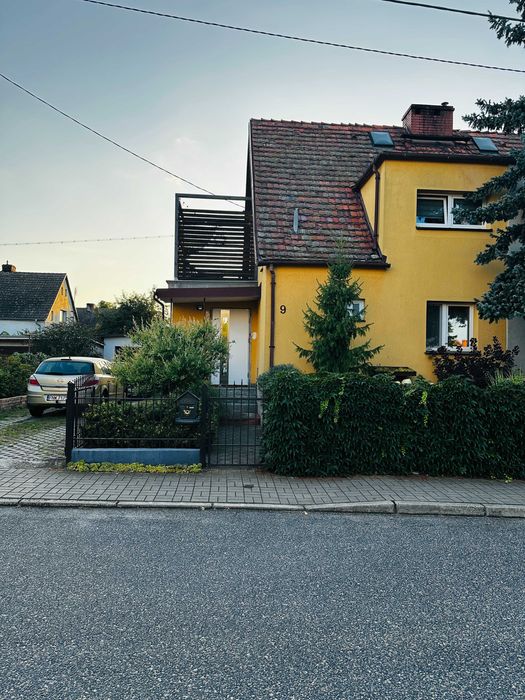 Sprzedam dom w zabudowie bliźniaczej z garażem, wiatą i małym ogrodem