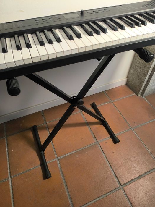 Teclado Alesis de 80 Teclas com Suporte – Pouco Uso