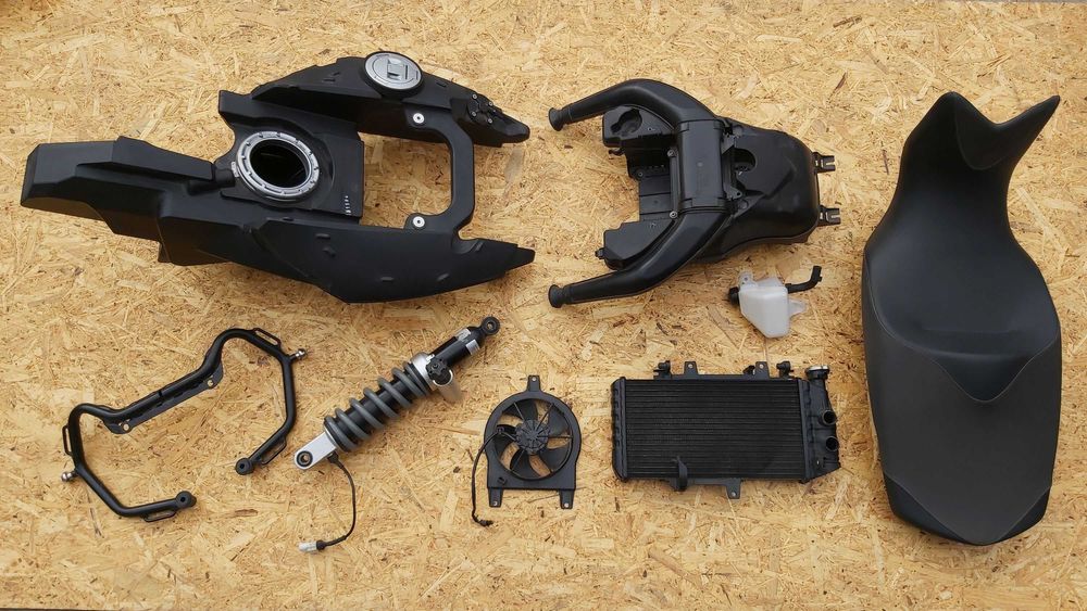 F700GS Owiewka F700 boczek ogon obudowa oslona stelaz podnozek bak 13-