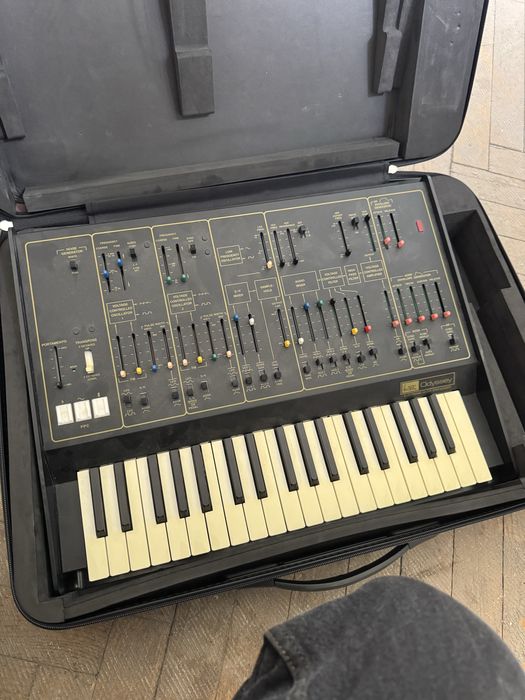 ARP Odyssey Rev2 + dedykowany case (korg)