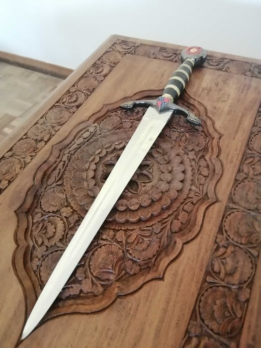 Expositor de parede com adagas históricas