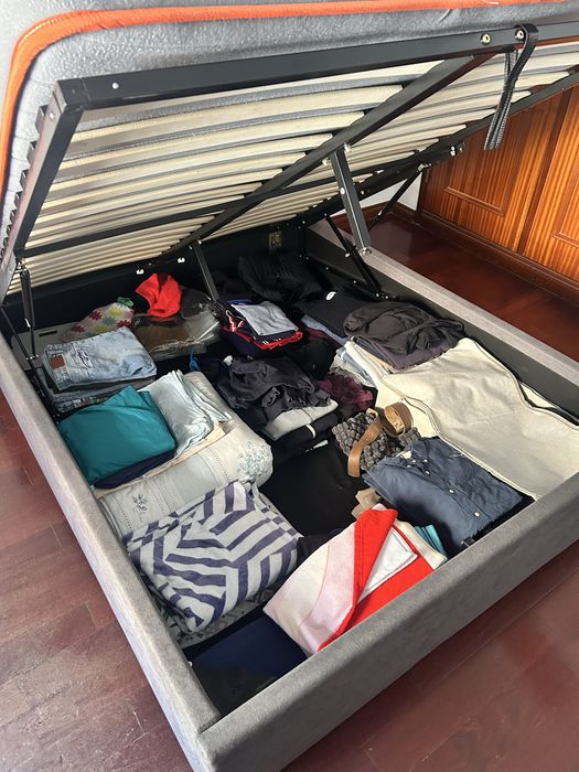 Estrutura de cama HASLEV (JYSK) 140x190 - Cinzento escuro com arrumacao | 230€