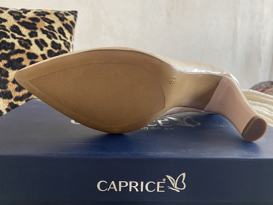 Класичні туфлі від Caprice