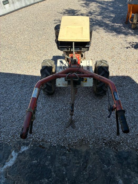 Trator truss moto enchada e atrelado com tração