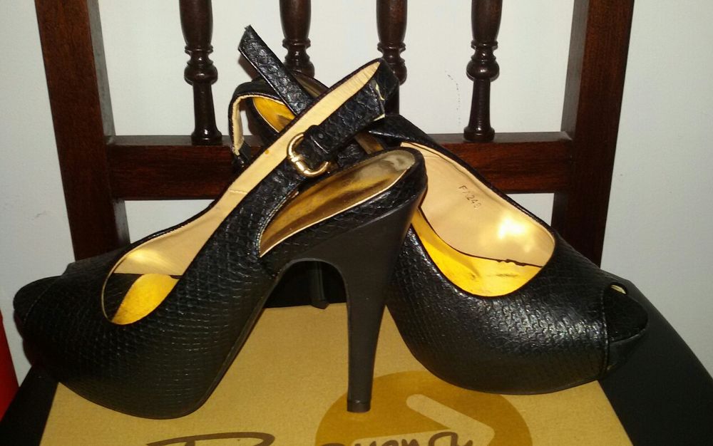 Vendo ums sapato em pele . Já com os invios incluídos
