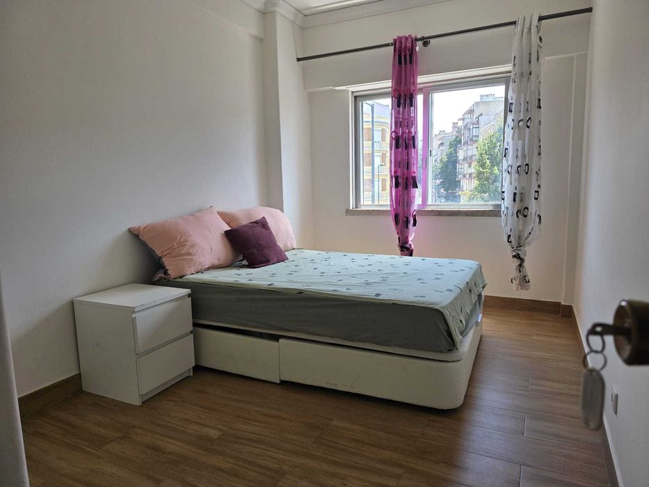 Apartamento T1 Remodelado e Mobilado com Terraço Junto Av. de Roma