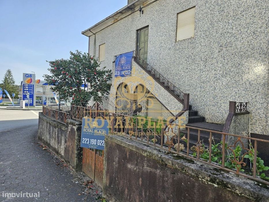 Moradia com terreno no Centro de Arrifana