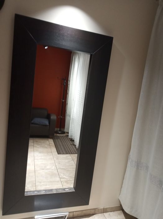 Lustro z ramą drewnianą