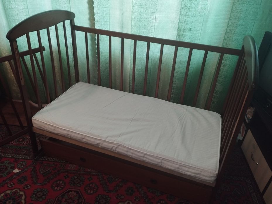 Дитяче ліжечко, матрас, комплект білизни.