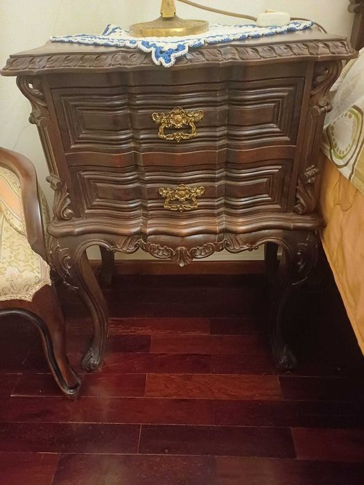 Mobilia de quarto - Cama, comoda e duas mesas de Cabeceira