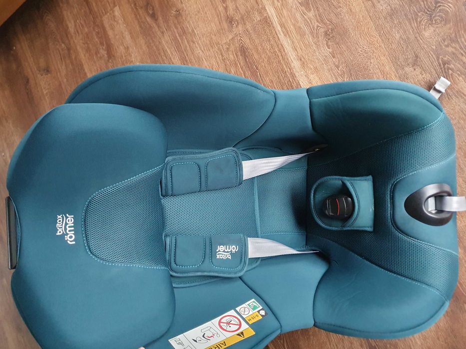 fotelik samochodowy dziecięcy Britax Romer Dualfix M obrotowy na obrotowej bazie