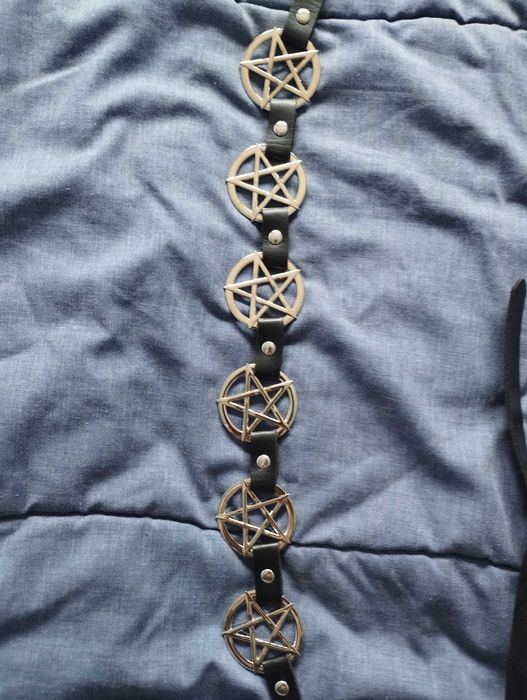 Cinto com pentagramas
