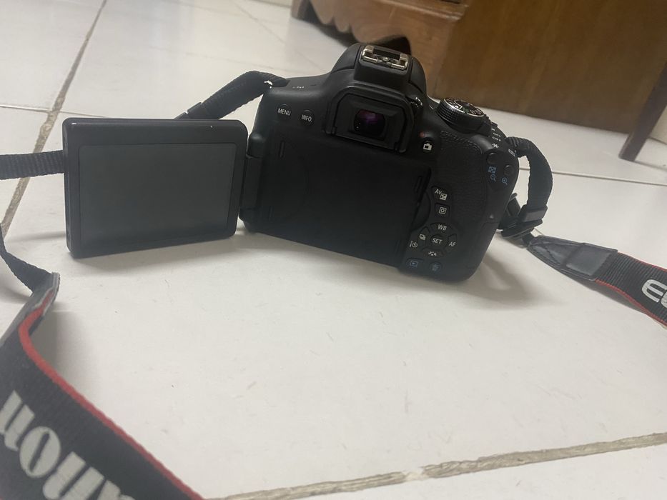 Maquina Canon 750D + 18-135mm Objectiva