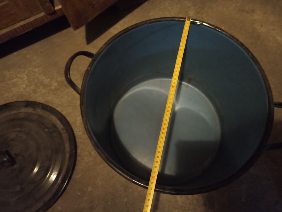 Duże garnki i miska