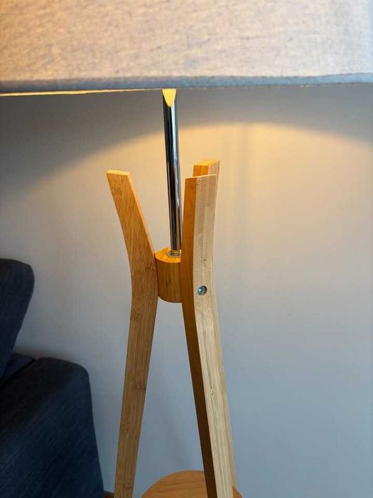 Candeeiro de pé em bambu com abajur bege